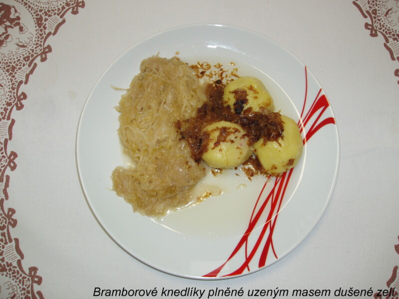 Bramborové knedlíky plněné uzeným masem dušené zelí